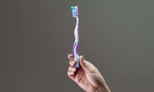 Discover the essential factors to consider when buying a manual toothbrush. Make an informed choice for your oral health. Learn more about toothbrush selection here.